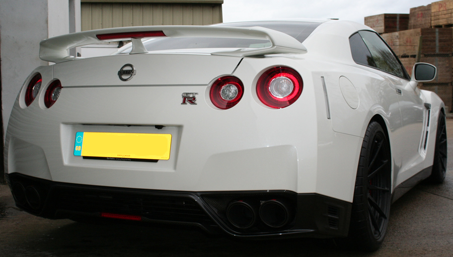 Momentum white's GTR - momentum motorsport